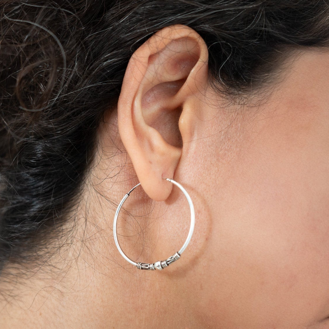 Zilveren oorringen met tribaal motief