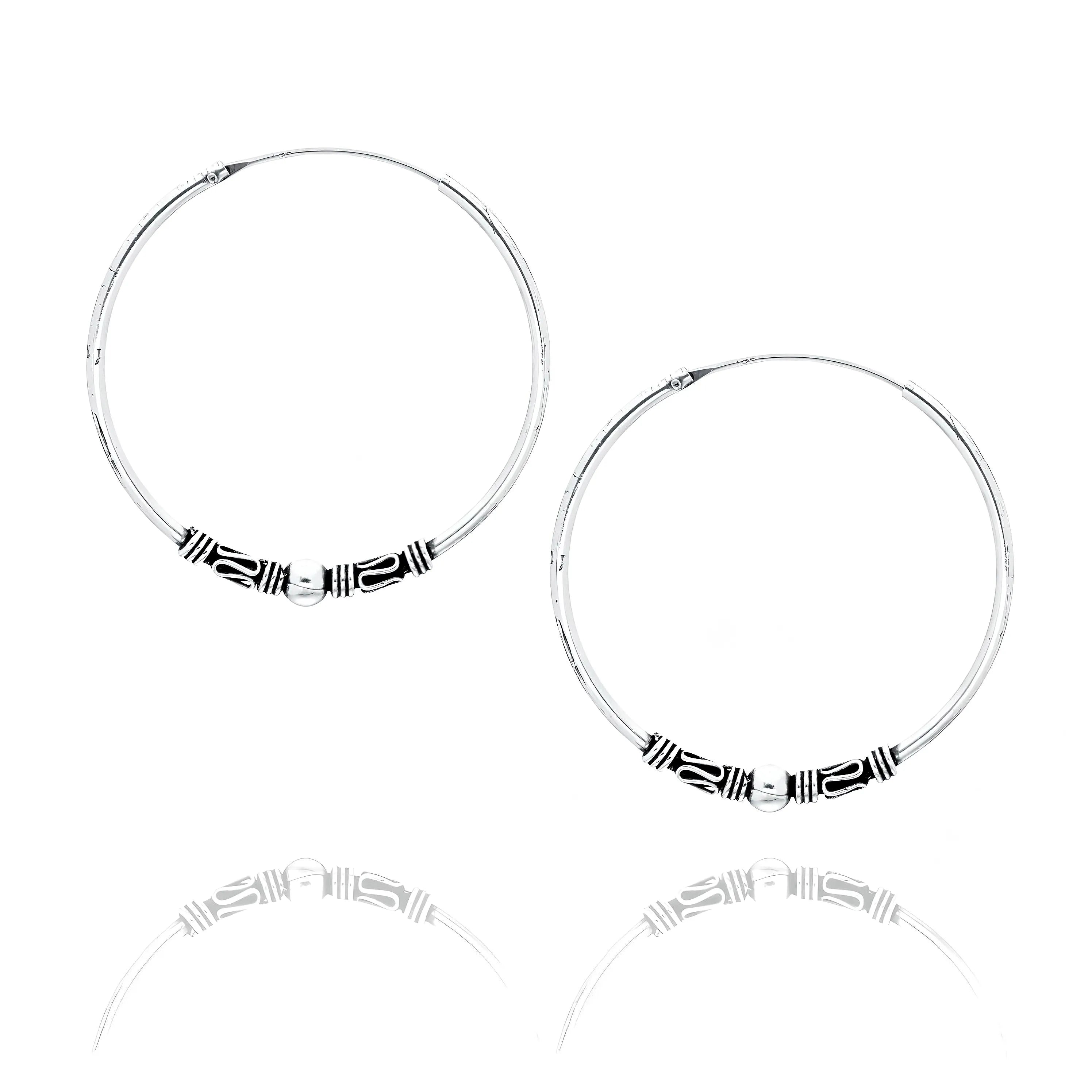 Zilveren oorringen met tribaal motief